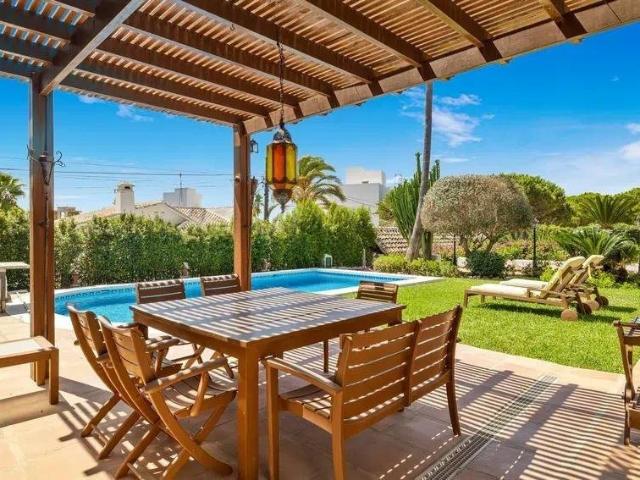 Ubicado en la codiciada zona de Marbesa, Marbella Este, esta. 405m² Marbella