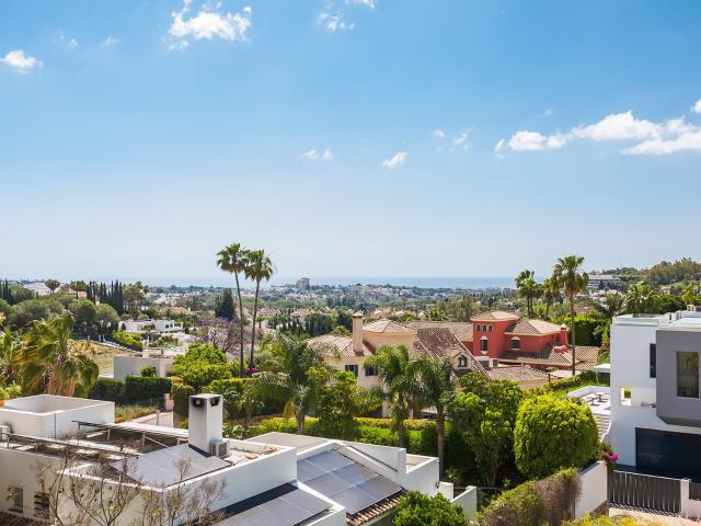 Ubicado en la cotizada comunidad de La Quinta Village, este. 224m² Marbella