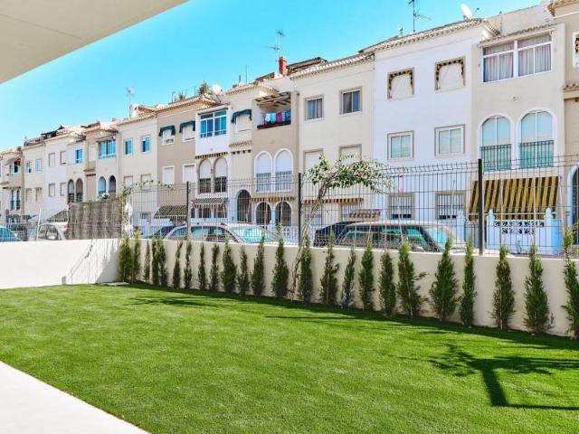 Ubicado en la encantadora localidad de Torrevieja, este conj. 100m² Torrevieja