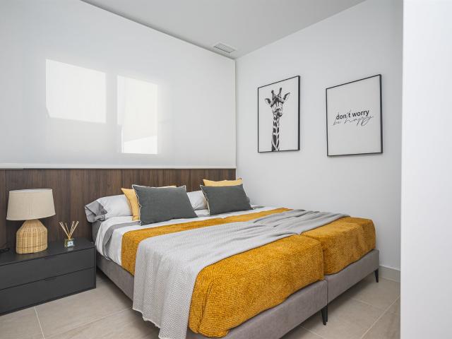 Ubicado en la encantadora localidad de Torrevieja, este ados. 167m² Torrevieja