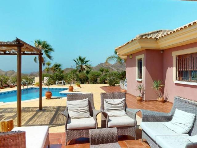 Ubicado en la encantadora localidad de Águilas, este chalet. 474m² Águilas