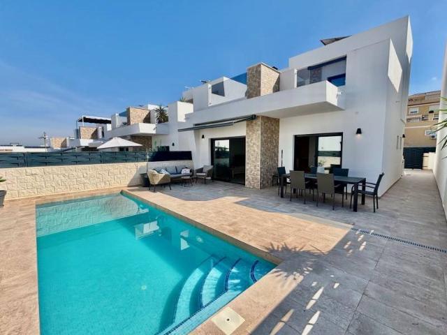 Ubicado en la encantadora localidad de Benijófar, este exclu. 118m² Benijófar