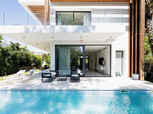 Ubicado en la pintoresca localidad de Estepona, Málaga, esta. 300m² Estepona