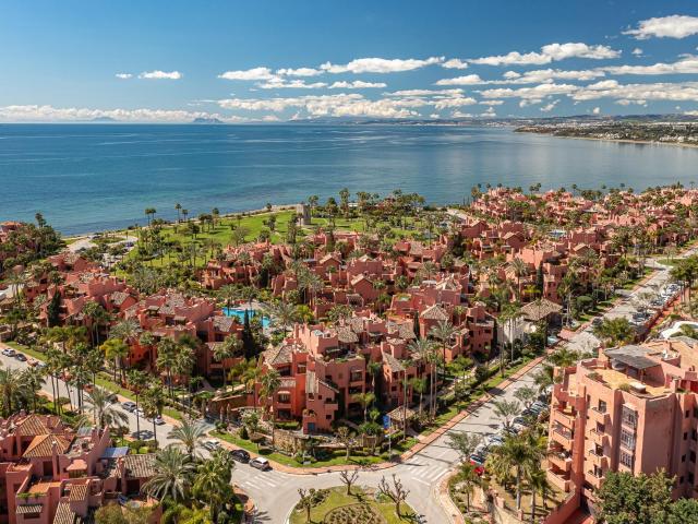 Ubicado en la prestigiosa urbanización frente al mar de Torr. 206m² Estepona