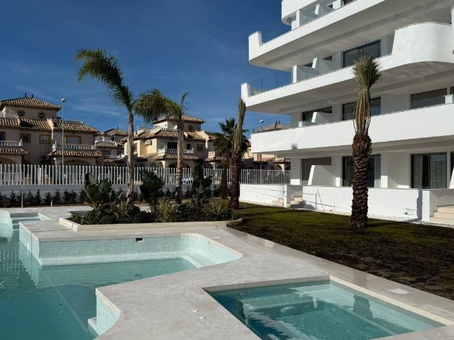 Ubicado en la prestigiosa zona de Cabo Roig, este conjunto r. 93m² Cabo Roig