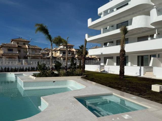 Ubicado en la prestigiosa zona de Cabo Roig, este conjunto r. 77m² Orihuela Costa