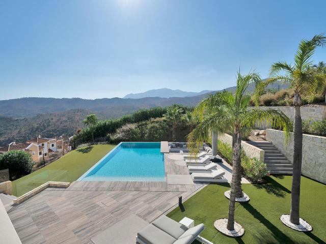 Ubicado en la urbanización exclusiva de Monte Mayor en Benah. 434m² Benahavís