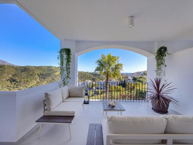Ubicado en las tranquilas colinas de Benahavís, este apartam. 186m² Benahavís