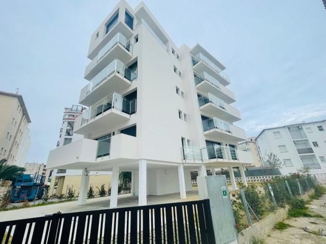 Ubicado en una zona privilegiada, a solo 200 metros de la pl. 63m² Roses