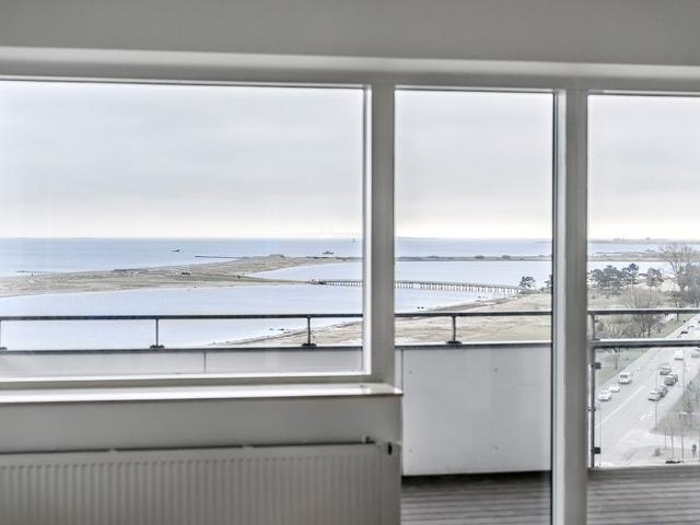 UDEN BOPÆLSPLIGT Eksklusiv lejlighed med to store altaner og udsigt til både hav og by