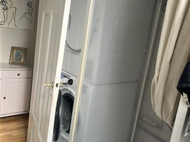 Udlejer et værelse på ca 12kvm i hjertet af Kbh, lige ved søerne og Nørreport st/ renting out a room right by the lakes in