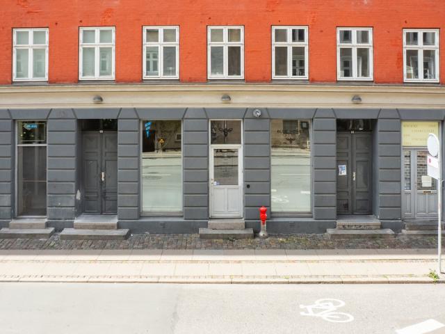 UDLEJES: Høj stuebutik med store facadevinduer og potentiale – lige ved Vesterbros Torv