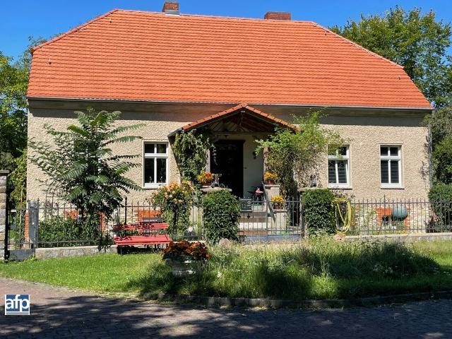 Ufergrundstück bebaut mit einem 2 geschossigen Landhaus mit Remisen, einem Gartenhaus etc