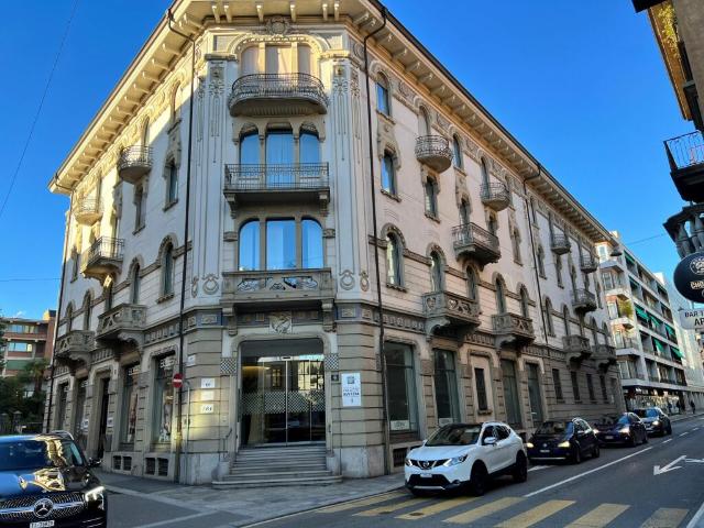Ufficio con vetrine in centro città