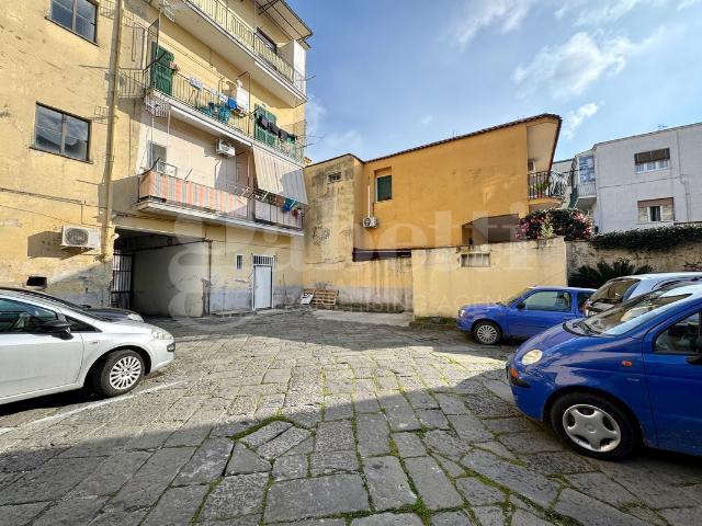 Ufficio con box a Mugnano di Napoli