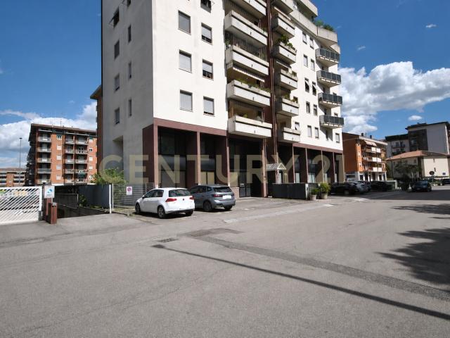 Ufficio con giardino in via adriano cristofoli 40, Verona