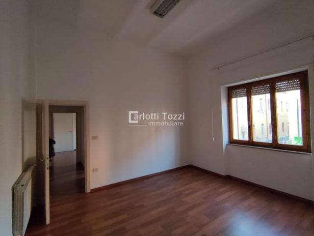 UFFICIO di 6 vani e di 150 mq GROSSETO rif. 03512