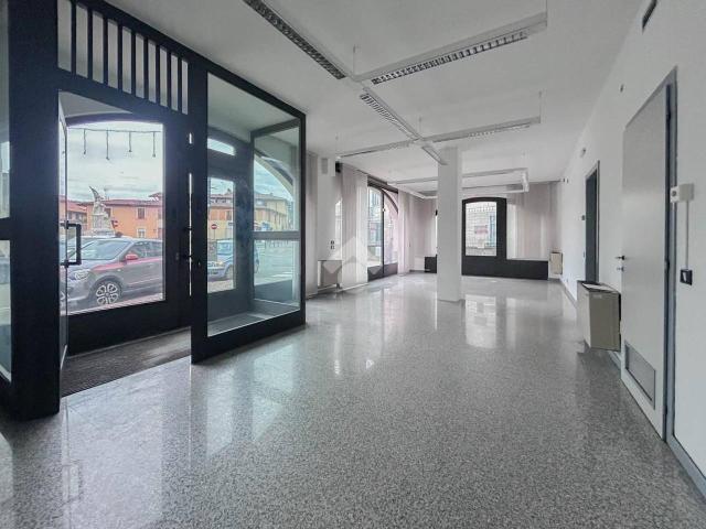 Ufficio in affitto a Villa D'Alme'