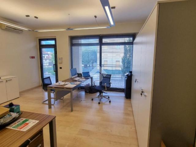 Ufficio in affitto a Brivio