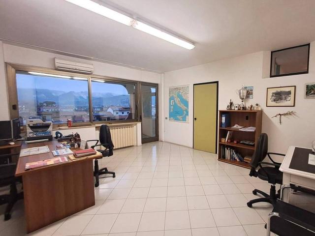 Ufficio in affitto a Carrara