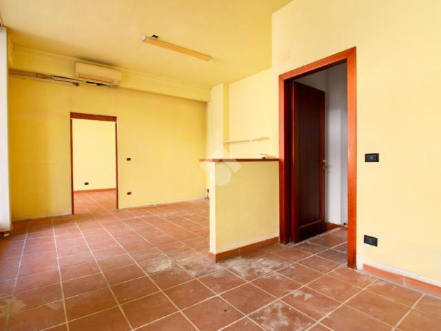 Ufficio in affitto a Cascina