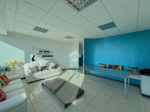 Ufficio in affitto a Cornate D'Adda