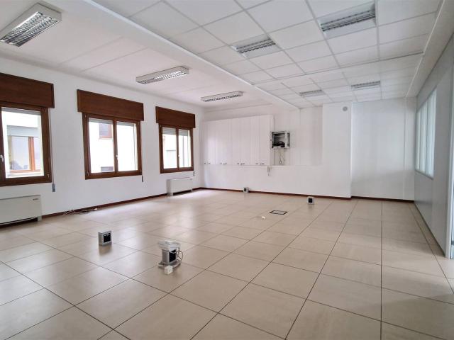 Ufficio in Affitto a Este