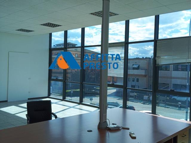 Ufficio in affitto a Longiano, Crocetta