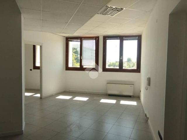 Ufficio in affitto a Saronno