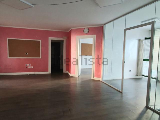 Ufficio in affitto di 104 m² in Via Cengio, 39