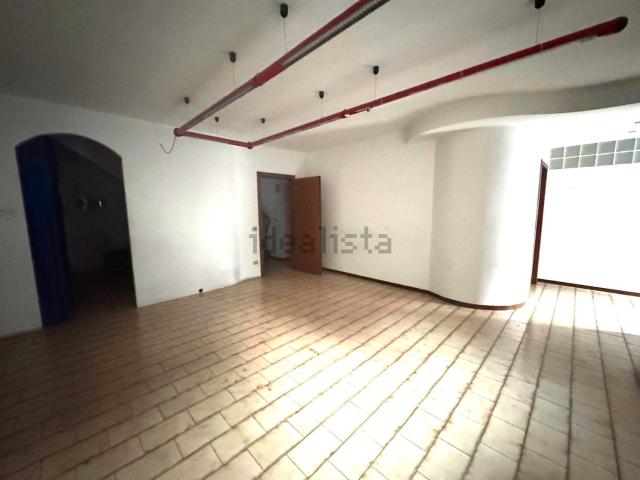 Ufficio in affitto di 105 m² in Via Alcide De Gasperi