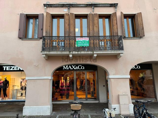 Ufficio in affitto di 105 m² in Via Cesare Battisti, 9