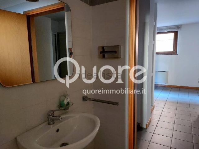 Ufficio in affitto di 105 m² in Via Ippolito Nievo