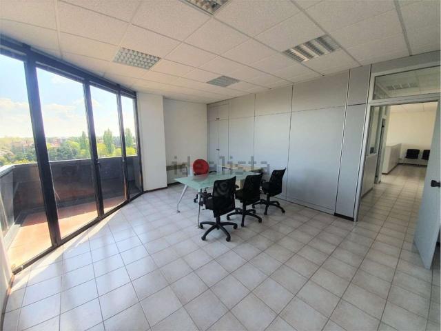 Ufficio in affitto di 100 m²
