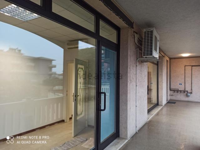 Ufficio in affitto di 100 m²