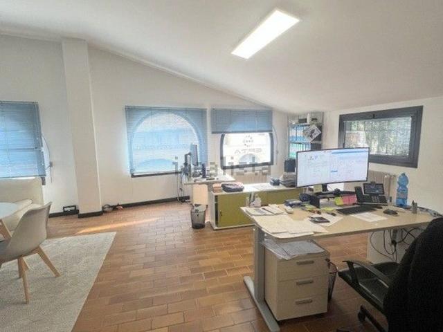 Ufficio in affitto di 100 m²