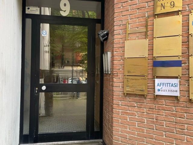 Ufficio in affitto di 100 m² in Strada Farnesiana, 9
