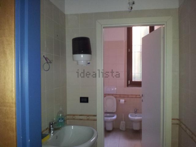 Ufficio in affitto di 100 m² in Via Cento, 190