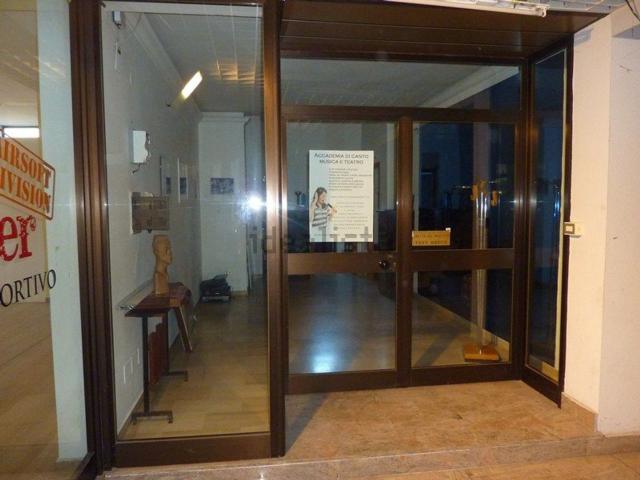 Ufficio in affitto di 100 m² in Via d.alighieri