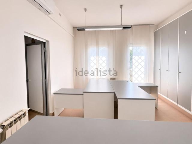Ufficio in affitto di 100 m² in Via delle Macchine, 53
