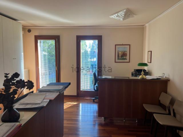 Ufficio in affitto di 100 m² in Via Diego Valeri, 10