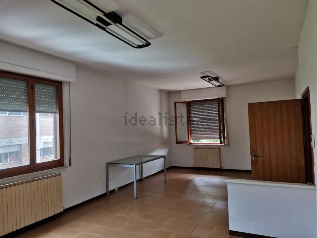 Ufficio in affitto di 100 m² in Via E. Curiel