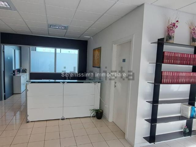 Ufficio in affitto di 100 m² in Via Fratelli del Prete