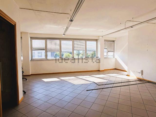 Ufficio in affitto di 100 m² in Via Luigi Galvani