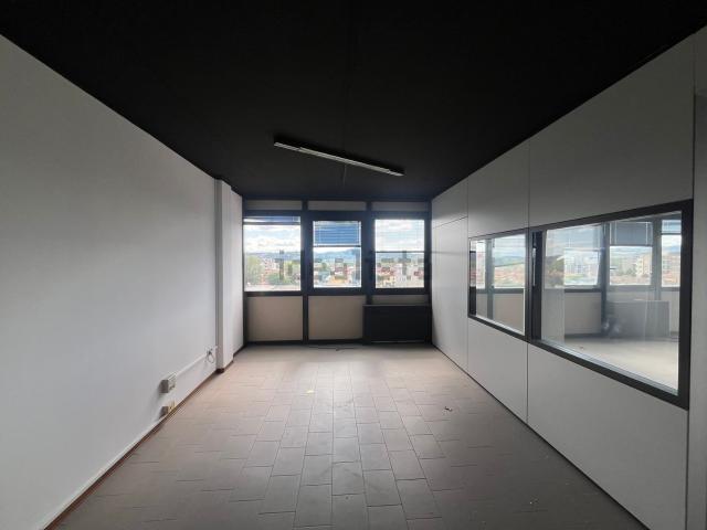 Ufficio in affitto di 101 m² in Via degli Abeti