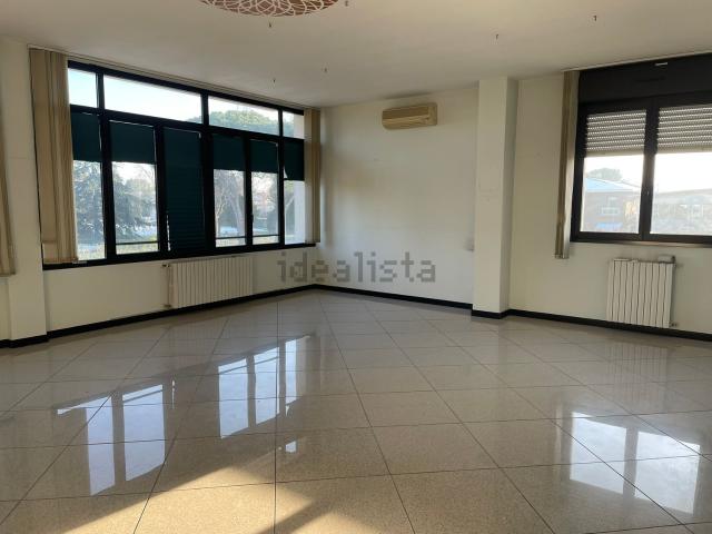 Ufficio in affitto di 102 m² in Via 1º Maggio