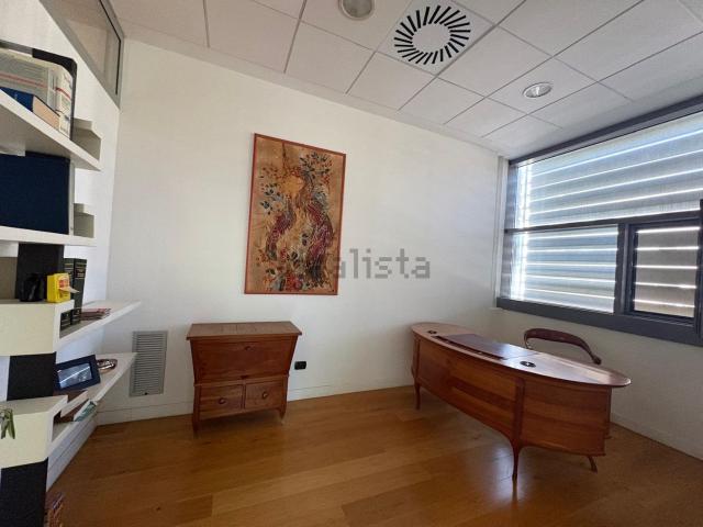 Ufficio in affitto di 115 m² in Via V. Alfieri, 1