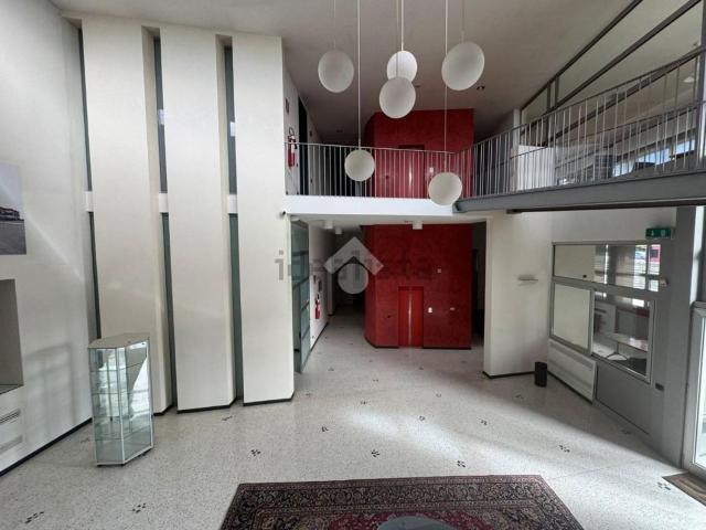 Ufficio in affitto di 1100 m² in Via Batan, 7