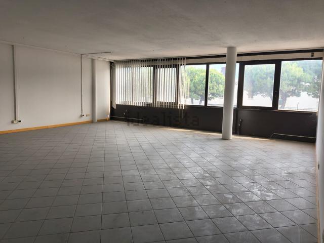 Ufficio in affitto di 1100 m² in Via della Croce Rossa
