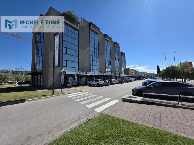 Ufficio in affitto di 110 m² in Strada Regionale 450